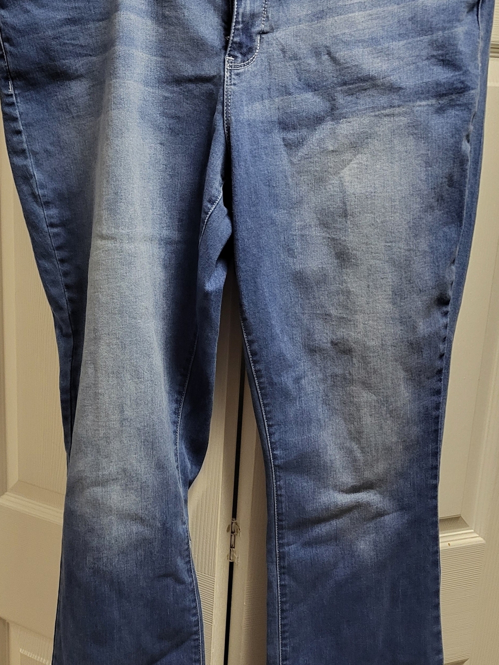 Women's Straight Leg Jeans in Medium Blue Fade
